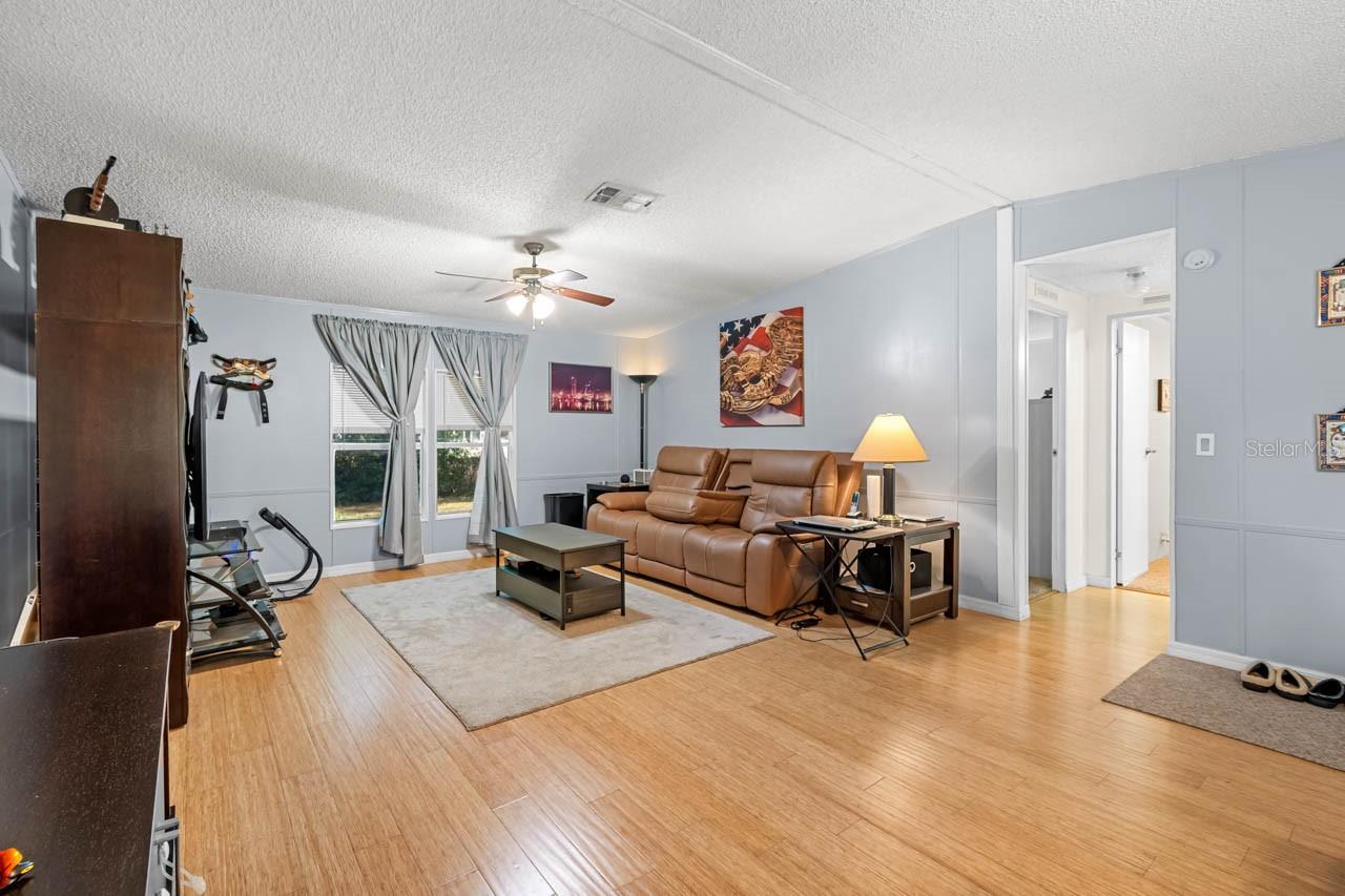 Image 5 of 49 For 11622 Grovewood Avenue