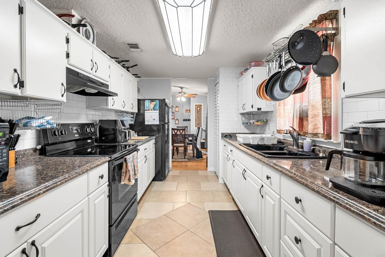 Image 9 of 49 For 11622 Grovewood Avenue