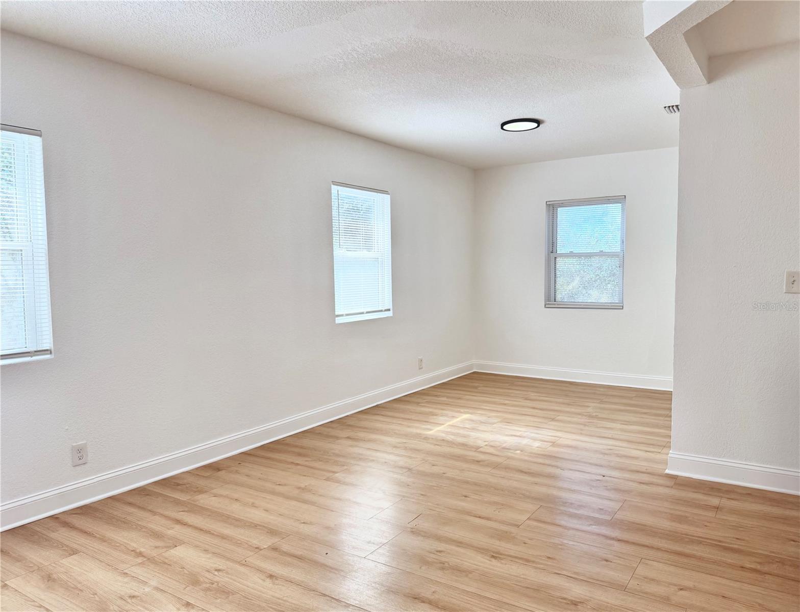 Image 14 of 42 For 1166 Woodlawn Street