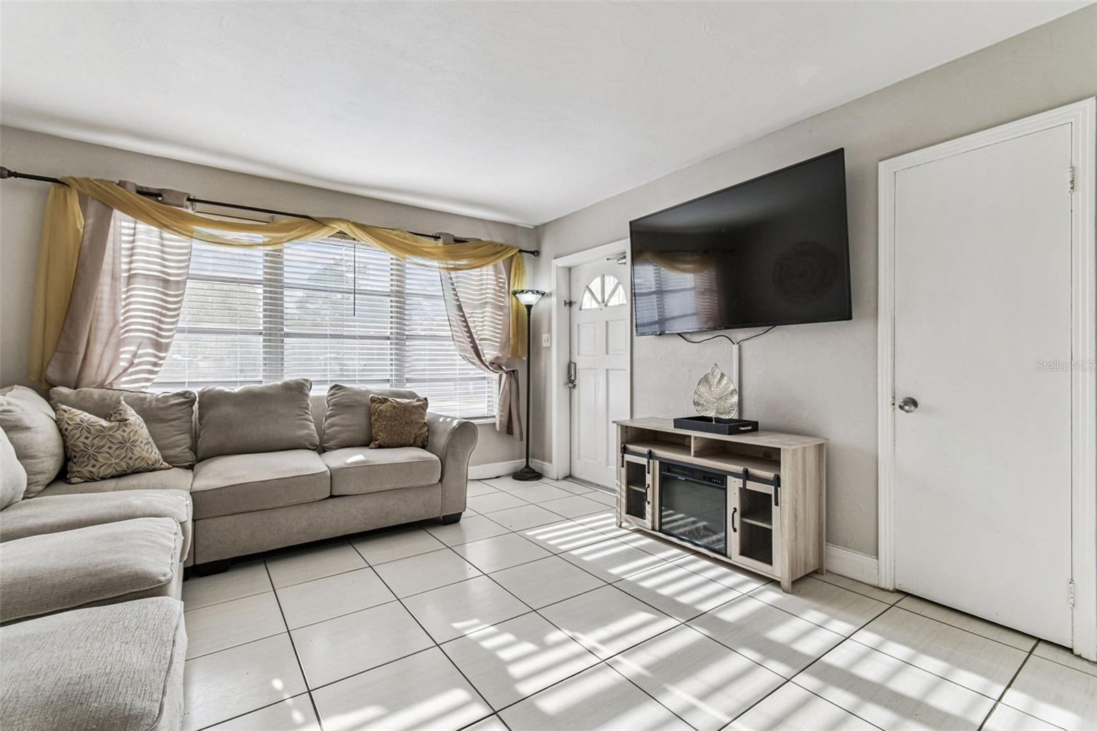 Image 8 of 68 For 6915 Bream Street