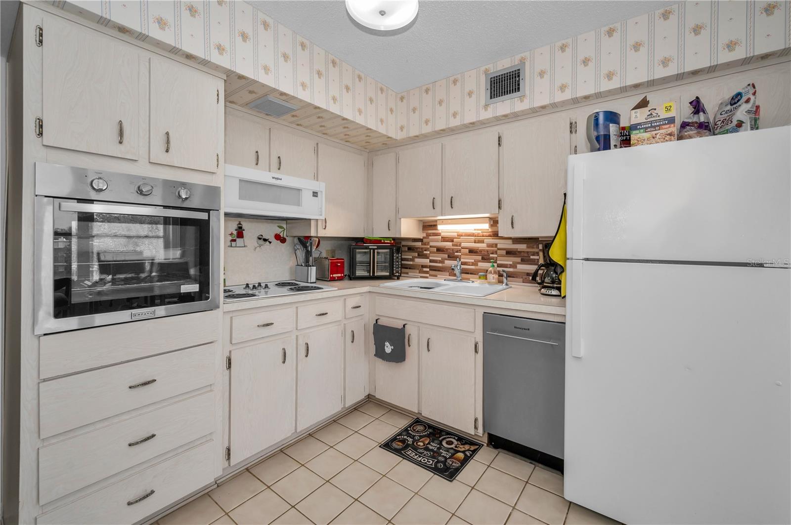 Image 11 of 74 For 2358 Ecuadorian Way 52