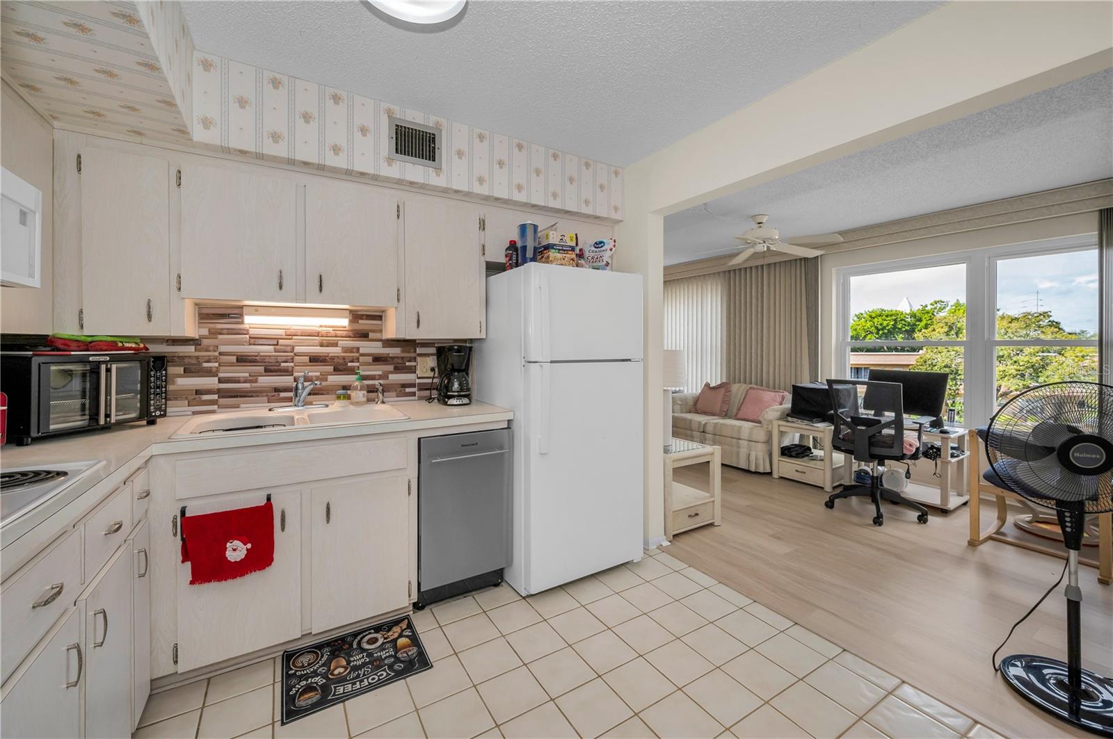 Image 12 of 74 For 2358 Ecuadorian Way 52