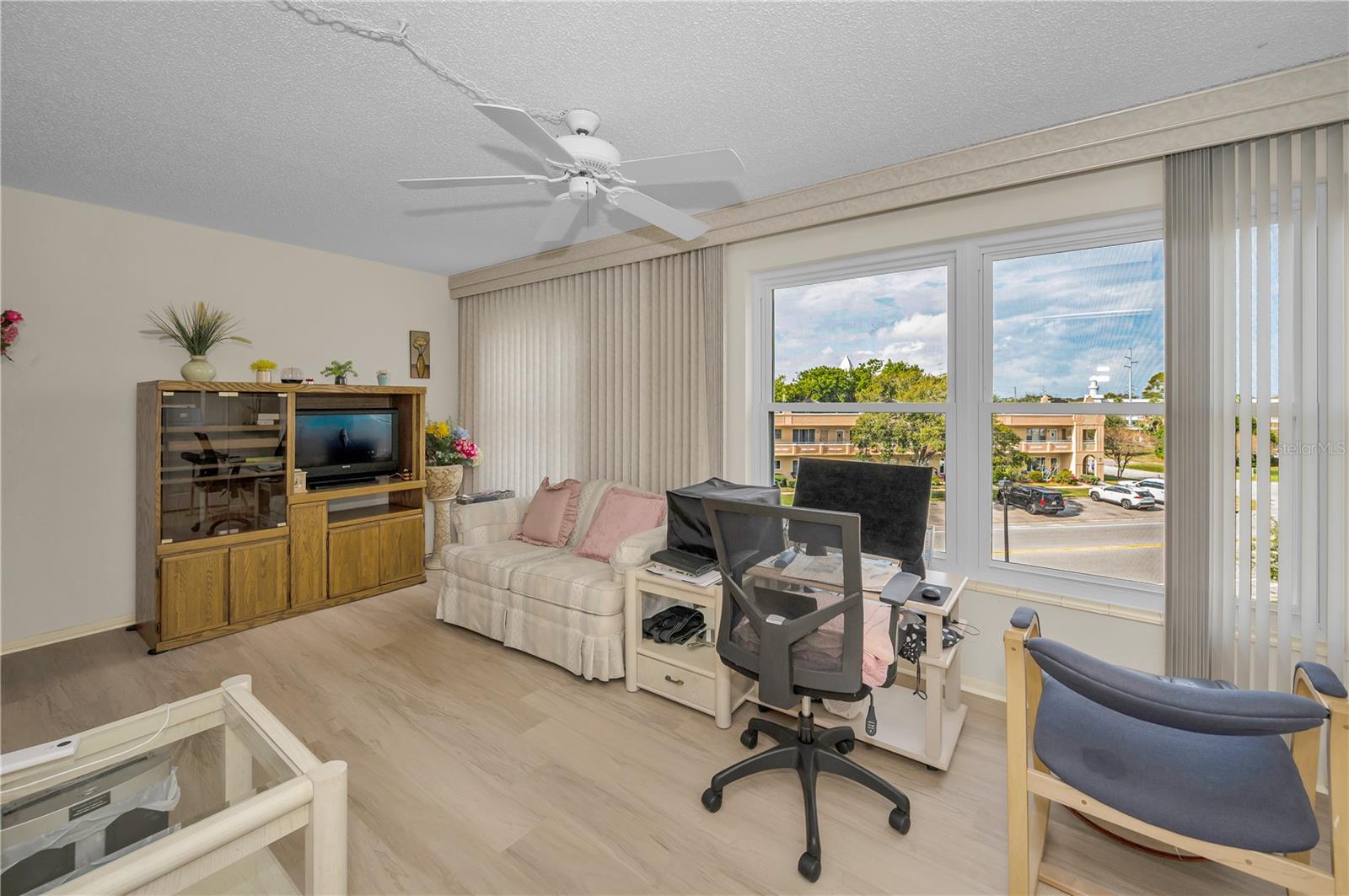 Image 17 of 74 For 2358 Ecuadorian Way 52