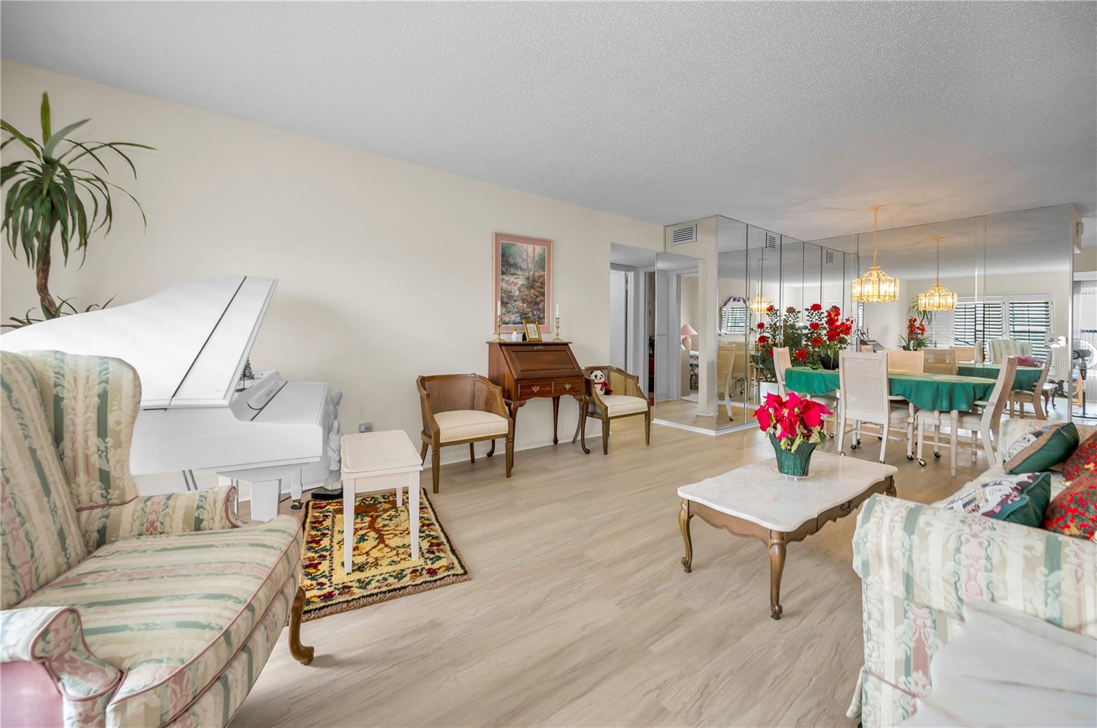 Image 6 of 74 For 2358 Ecuadorian Way 52