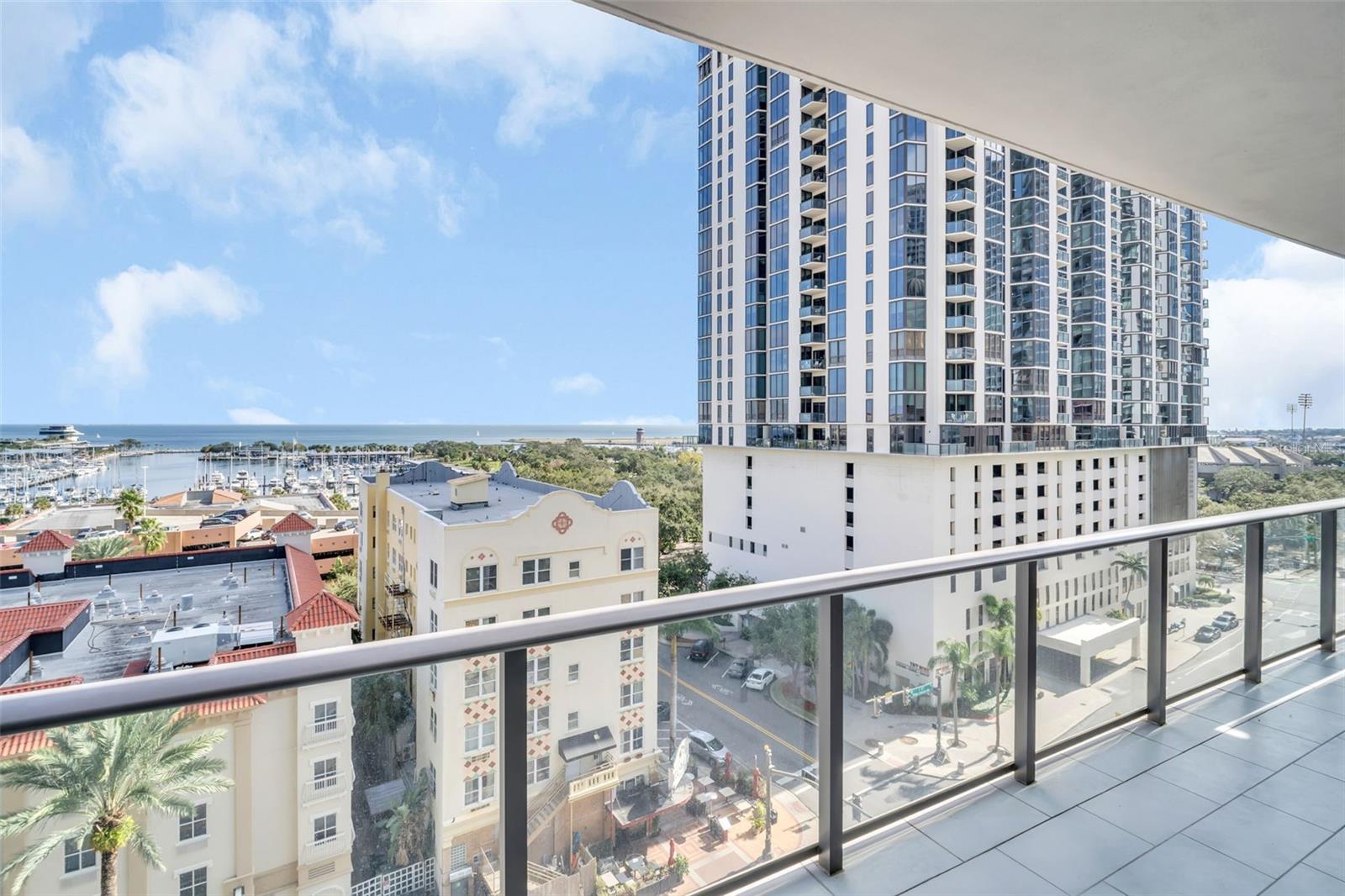 Listing photo id 8 for 100 1st Avenue N 802