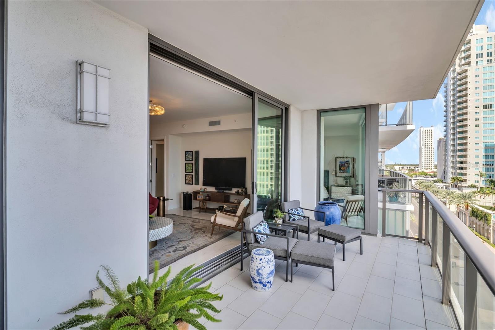 Listing photo id 9 for 100 1st Avenue N 802