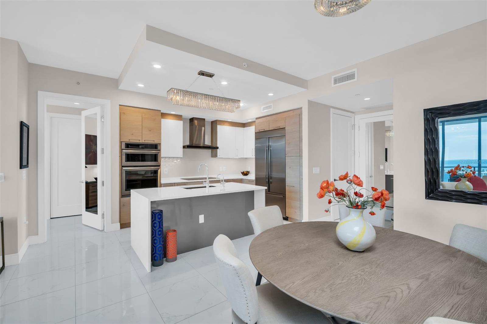 Listing photo id 13 for 100 1st Avenue N 802