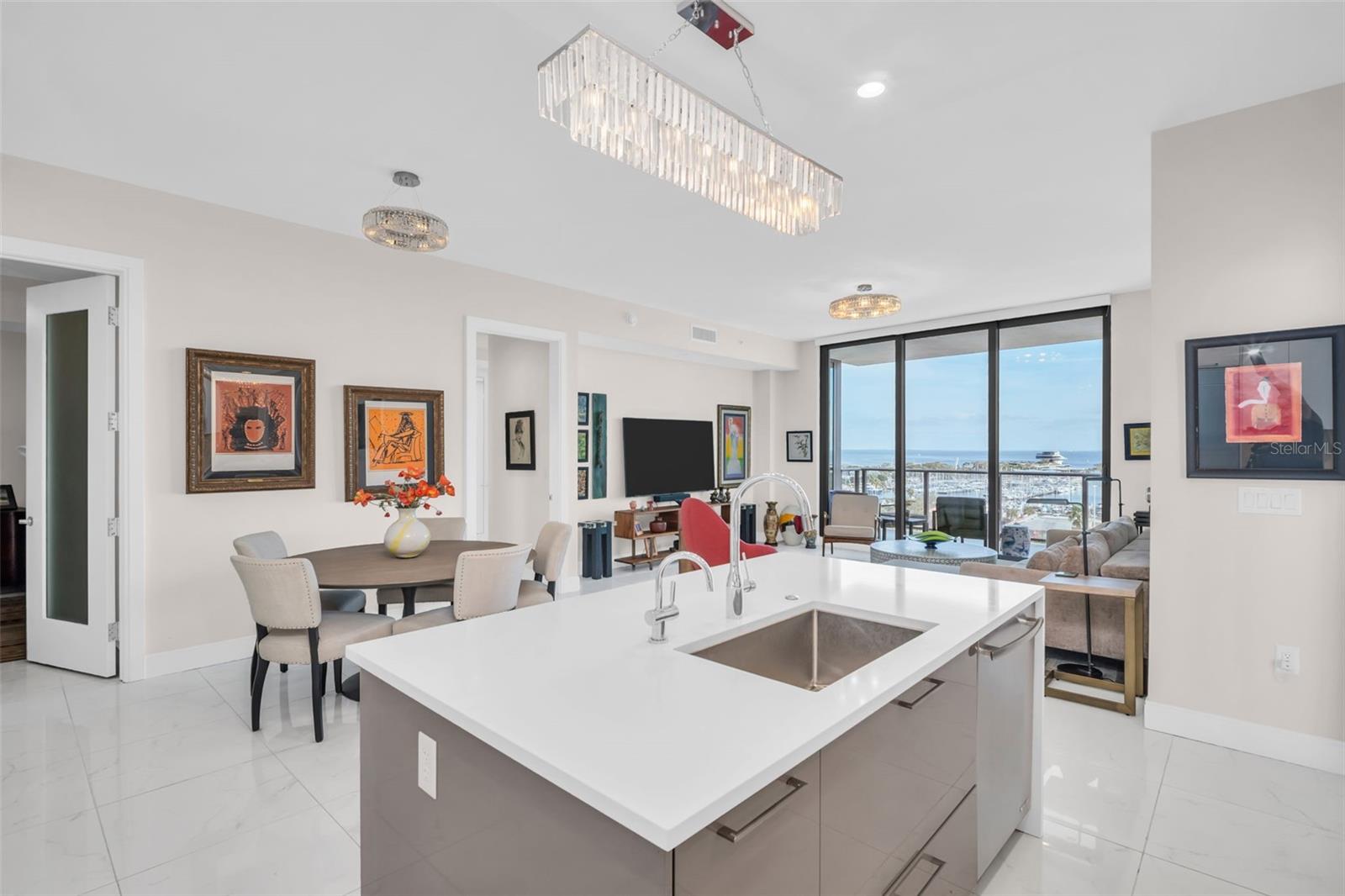 Listing photo id 14 for 100 1st Avenue N 802