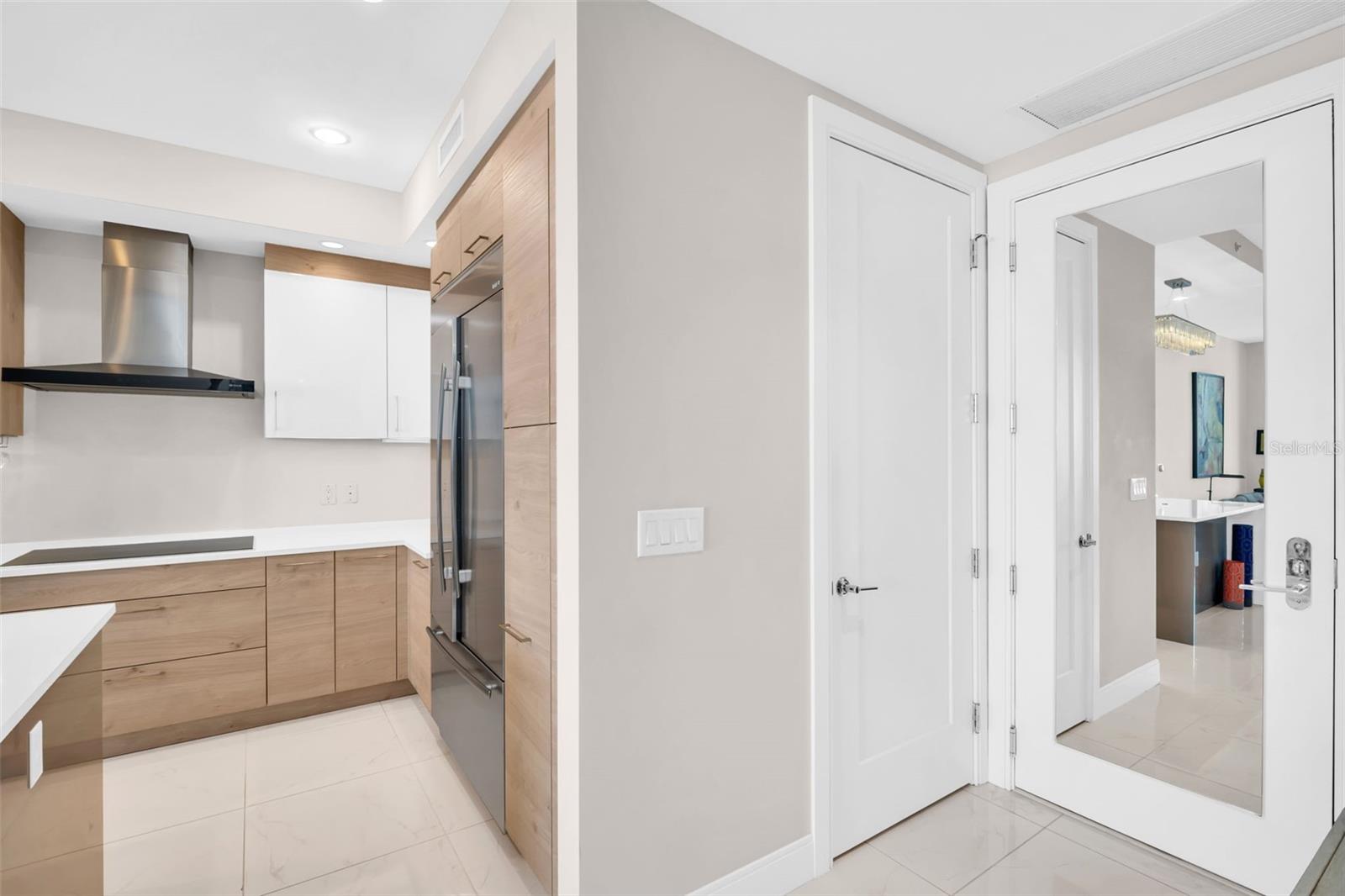 Listing photo id 16 for 100 1st Avenue N 802