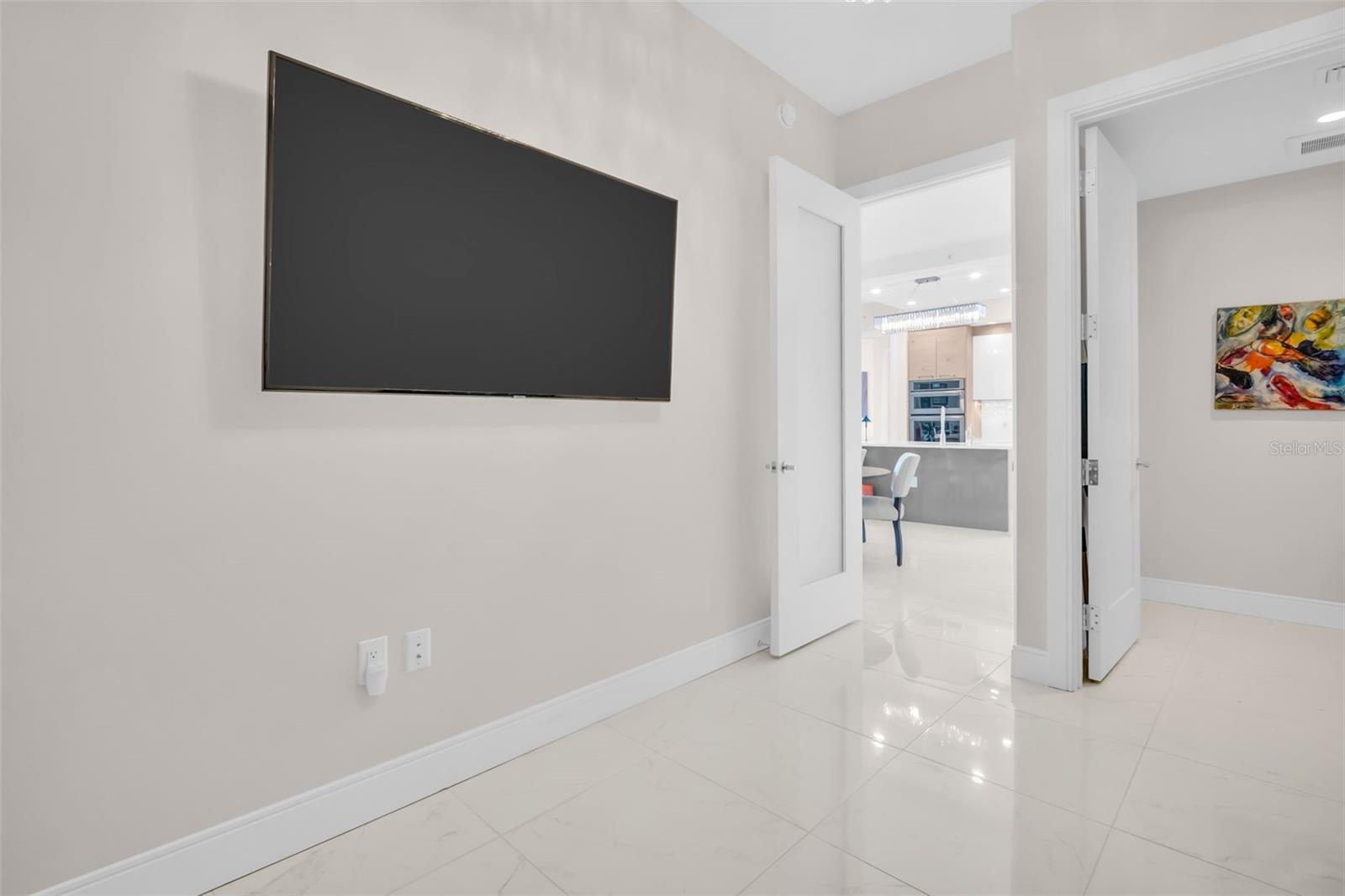 Listing photo id 27 for 100 1st Avenue N 802