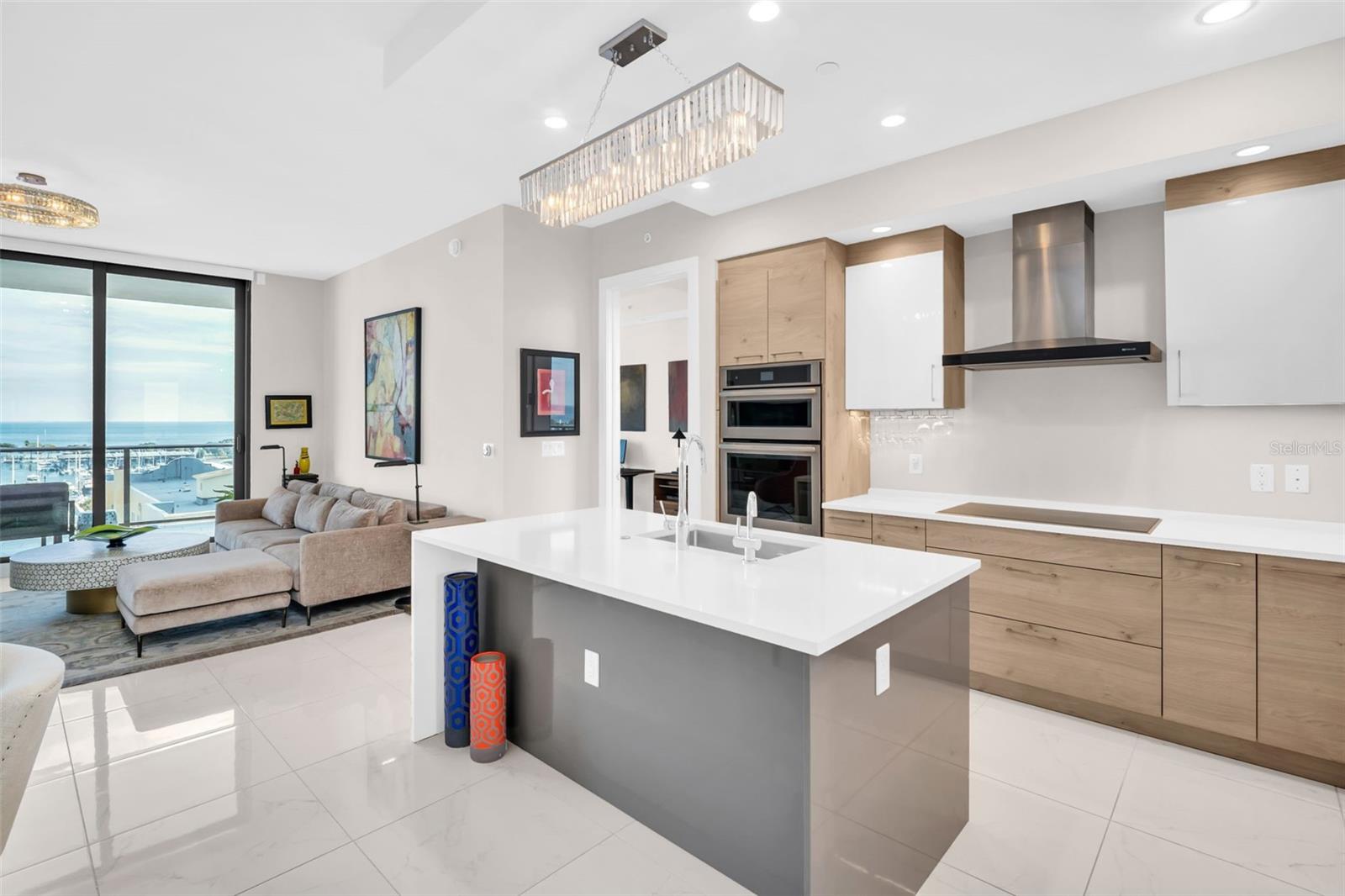 Listing photo id 36 for 100 1st Avenue N 802