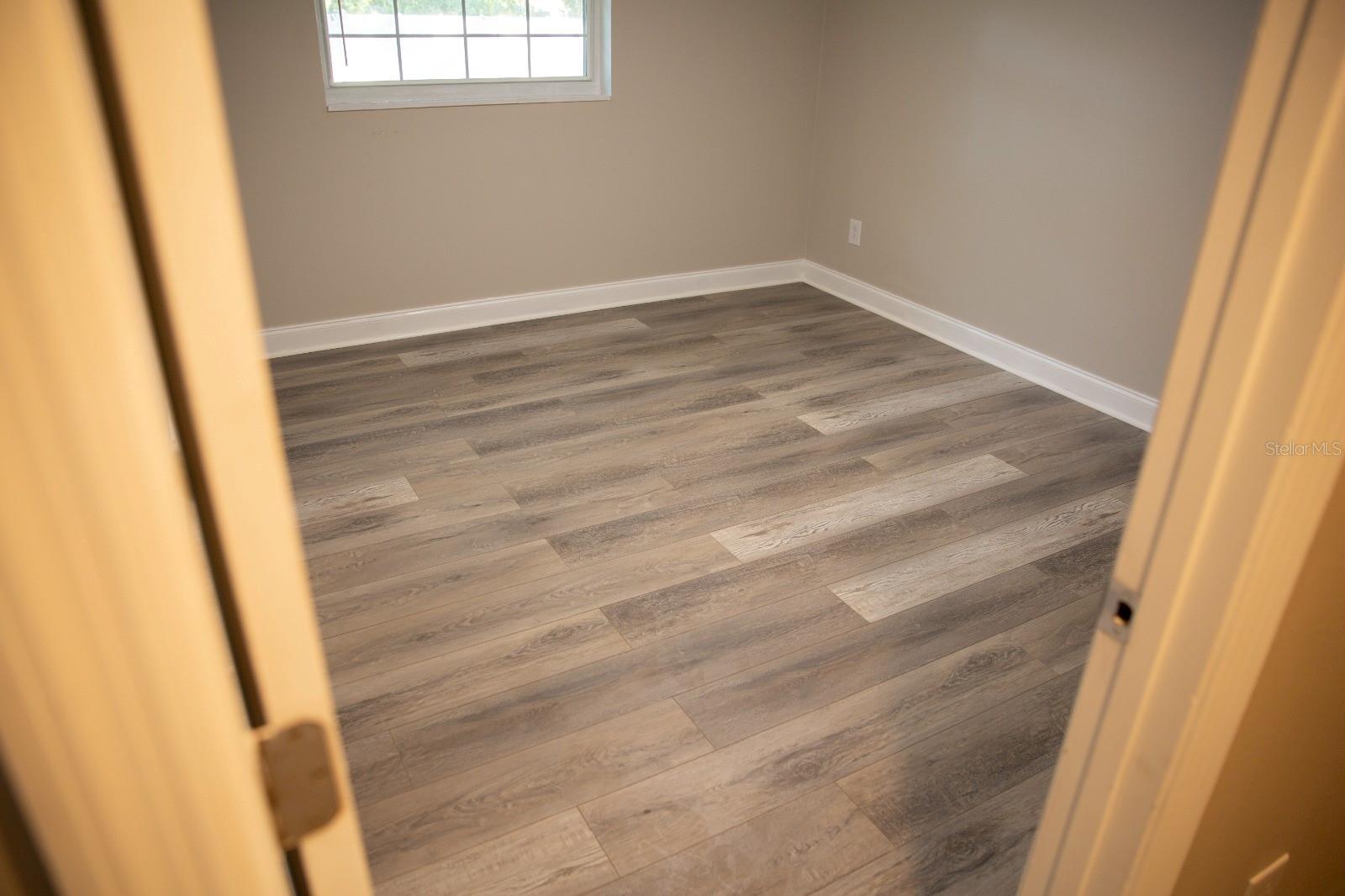 Listing photo id 13 for 5205 131st Avenue