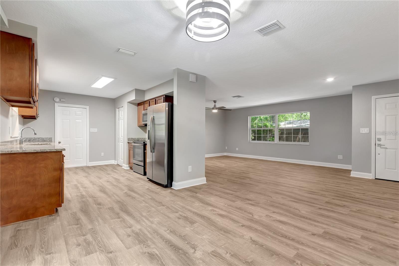 Listing photo id 4 for 5205 131st Avenue