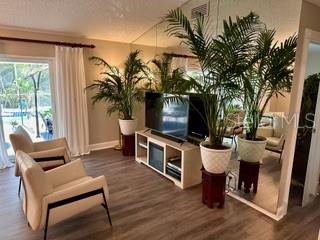 Listing photo id 2 for 559 Quintana Place Ne