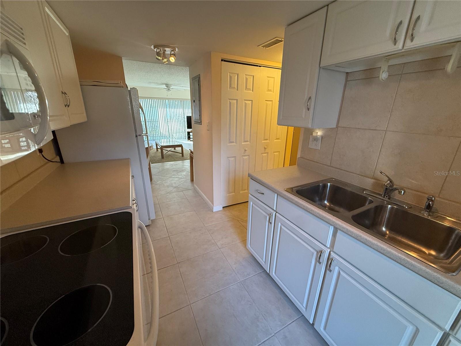 Image 11 of 23 For 7701 Starkey Road 703