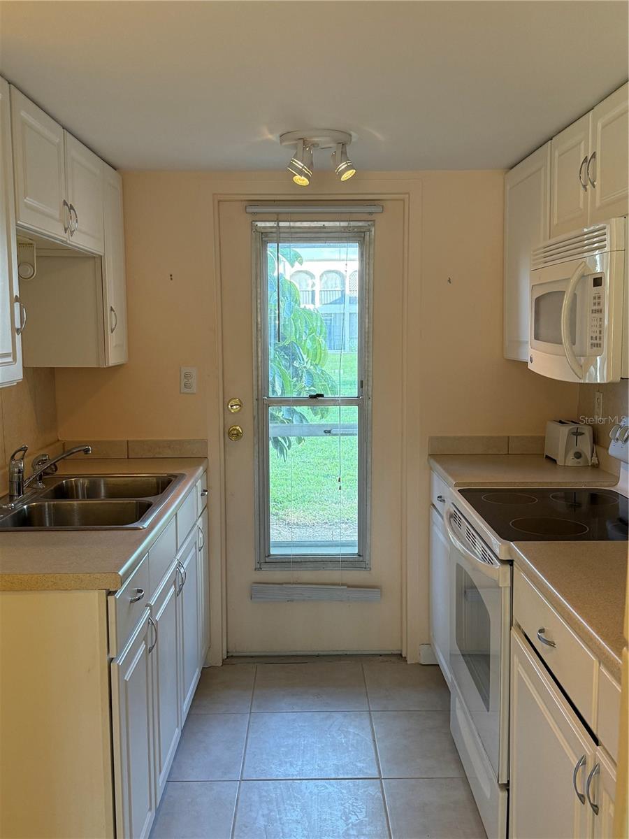 Image 7 of 23 For 7701 Starkey Road 703