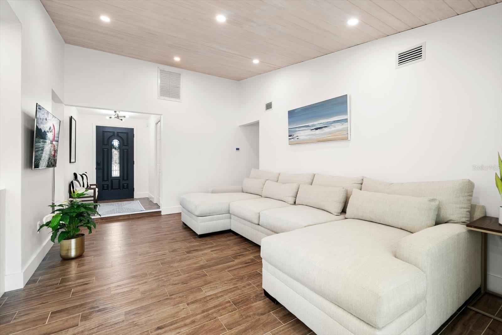 Listing photo id 9 for 2634 Concorde Court