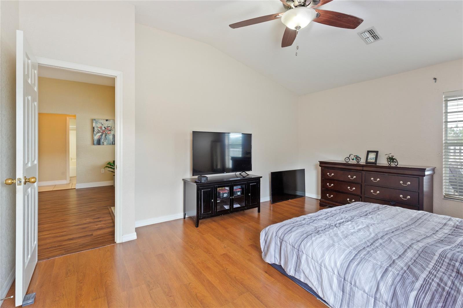 Image 18 of 37 For 7220 Sherman Hills Boulevard