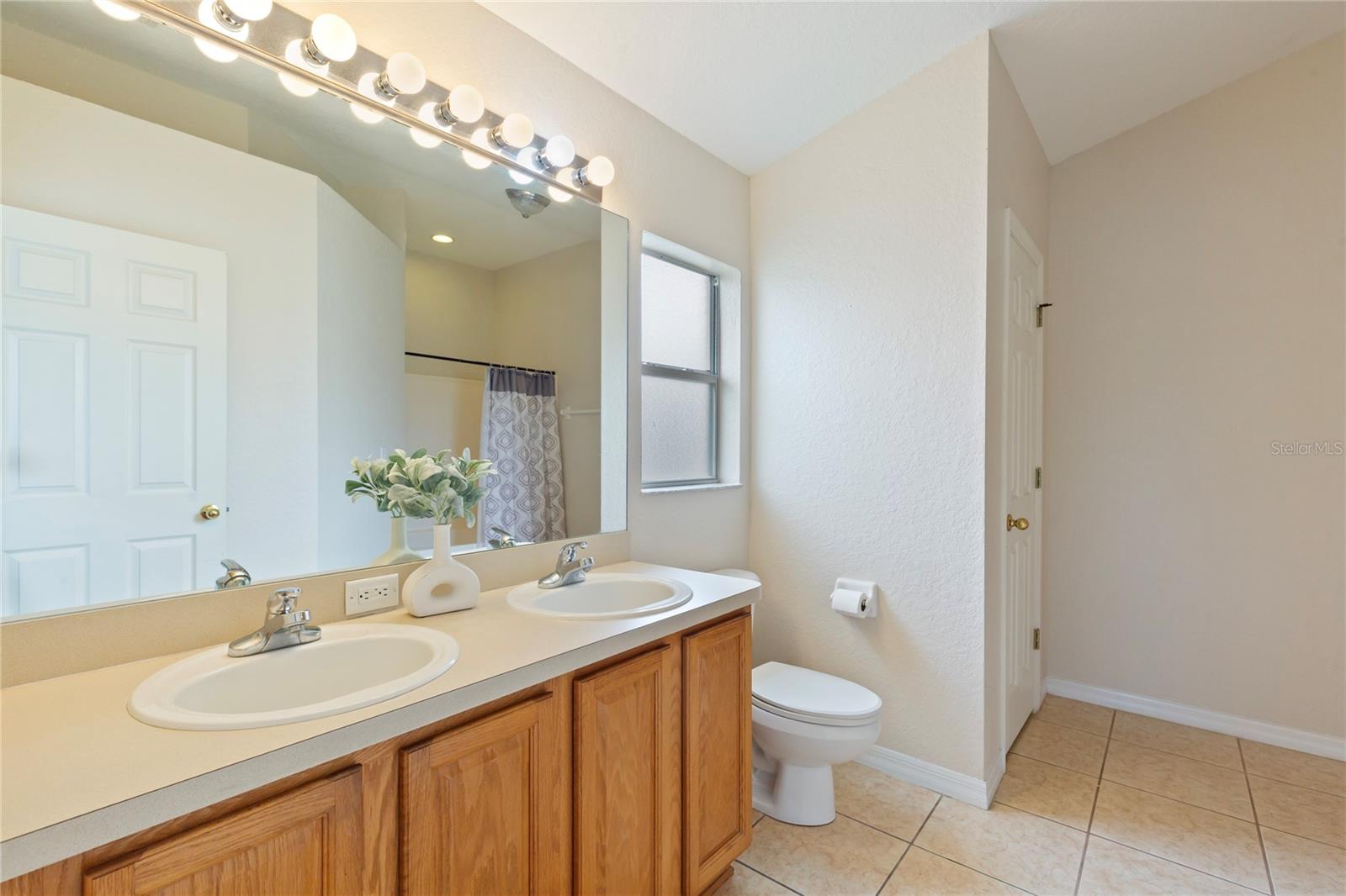 Image 19 of 37 For 7220 Sherman Hills Boulevard