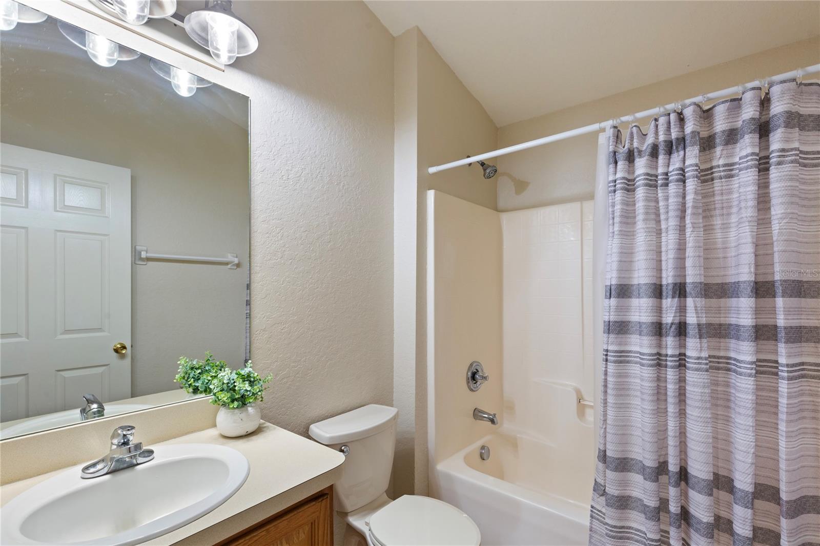 Image 24 of 37 For 7220 Sherman Hills Boulevard