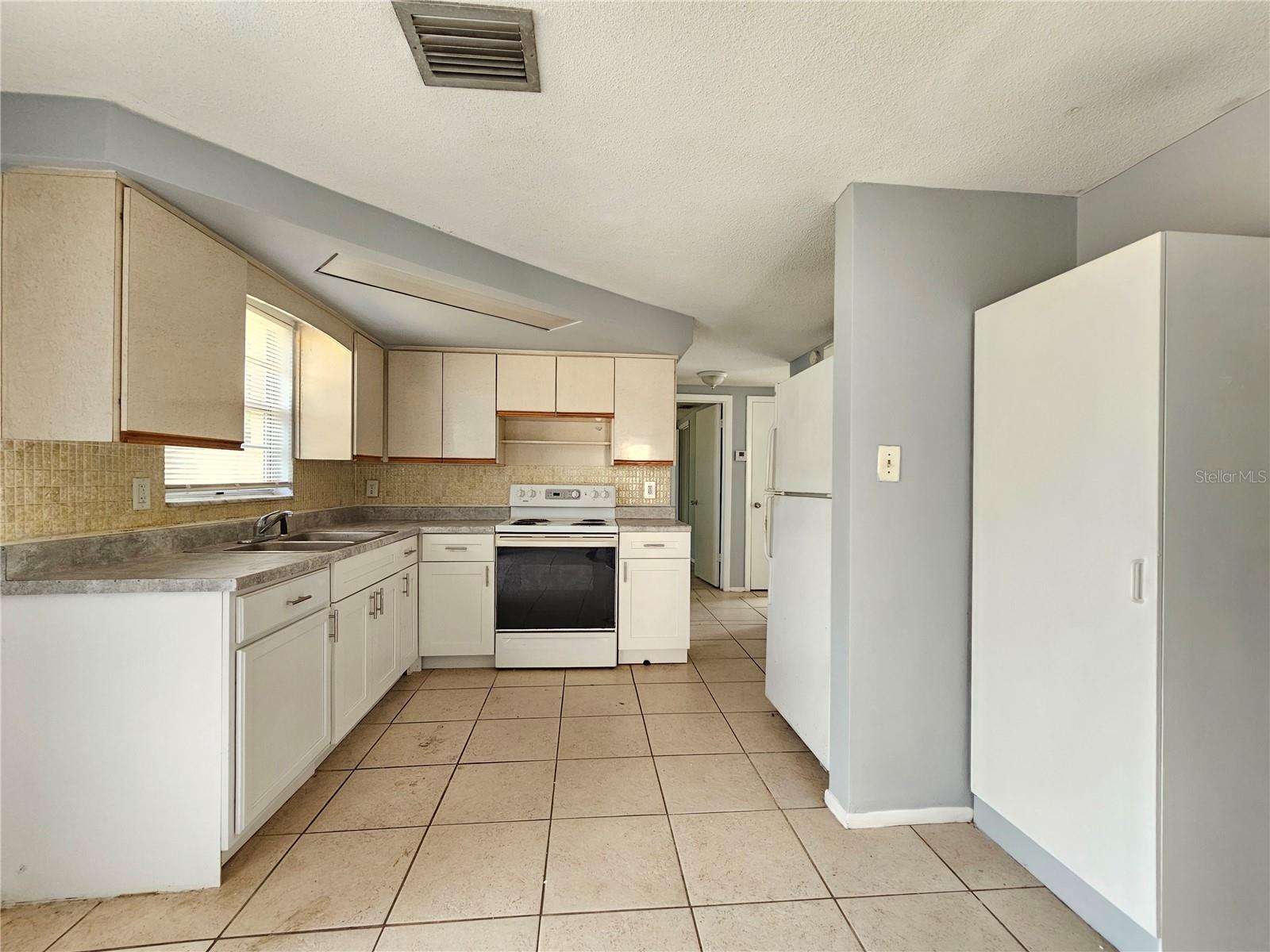 Listing photo id 6 for 7825 Sagebrush Drive