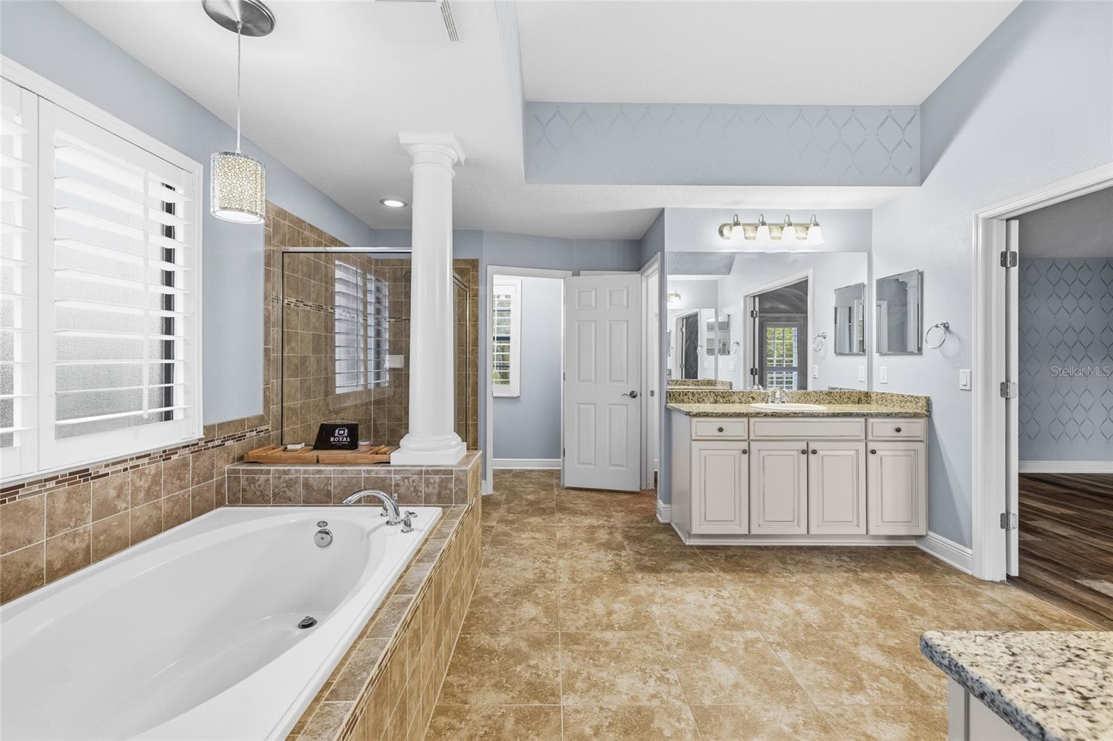 Listing photo id 12 for 9402 59th Street N