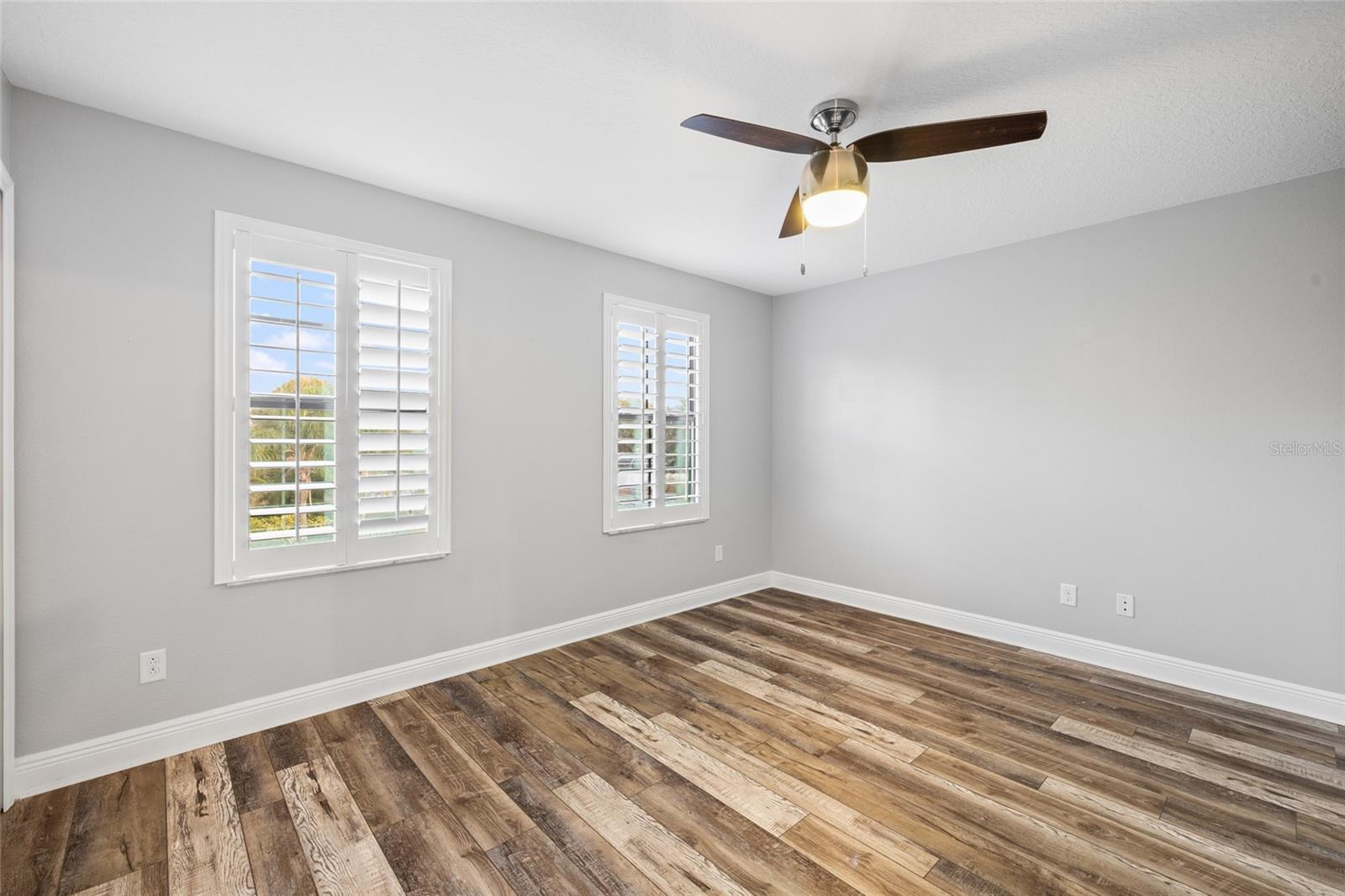 Listing photo id 16 for 9402 59th Street N