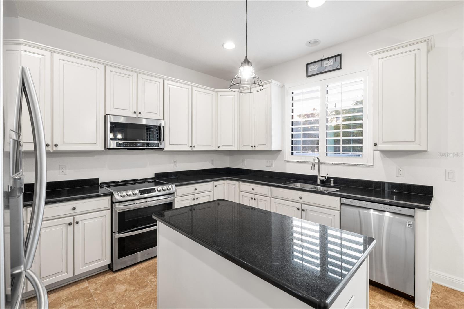 Listing photo id 24 for 9402 59th Street N