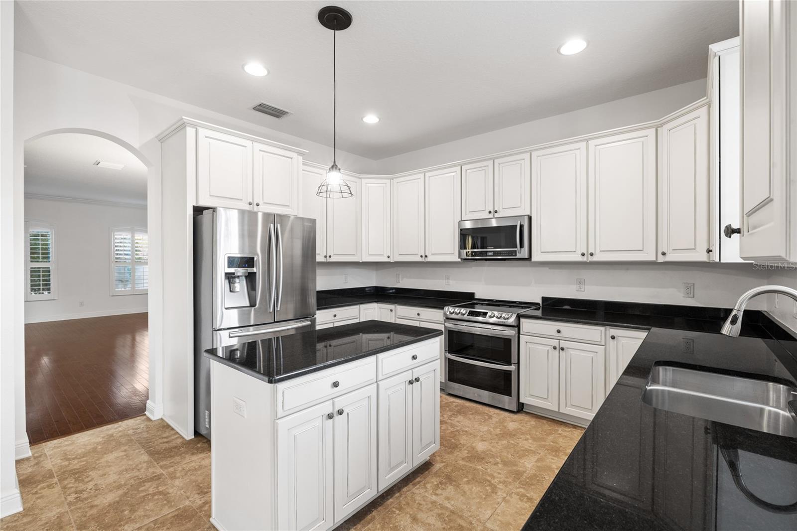 Listing photo id 25 for 9402 59th Street N