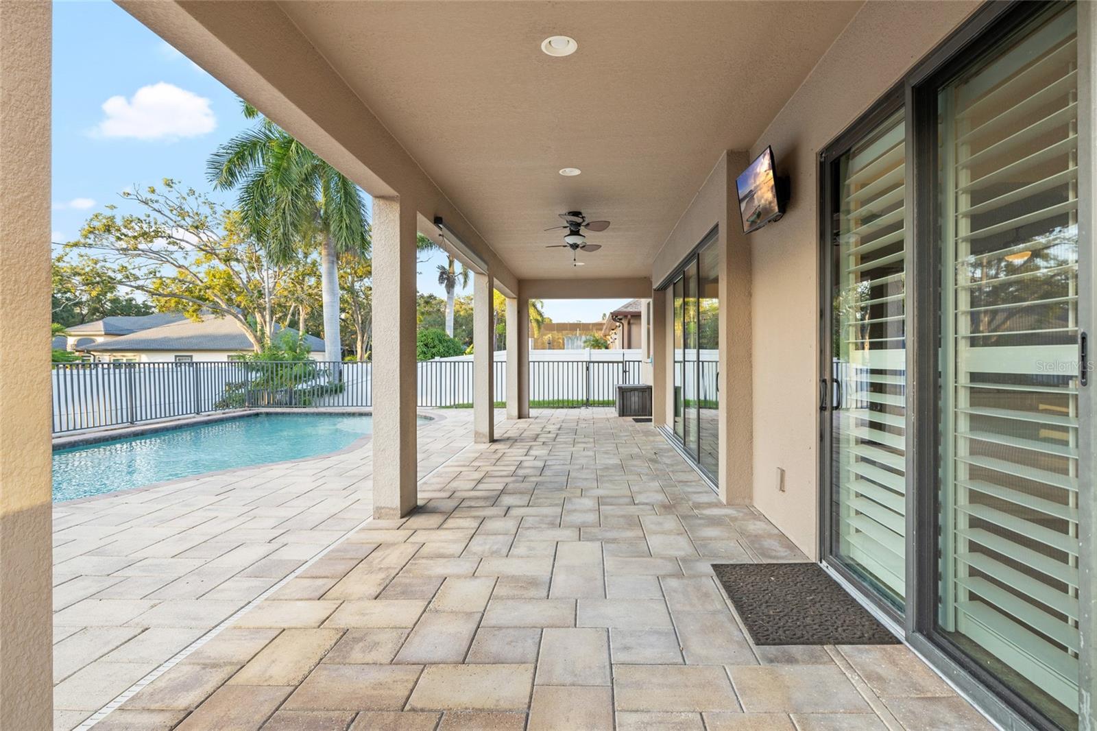 Listing photo id 32 for 9402 59th Street N