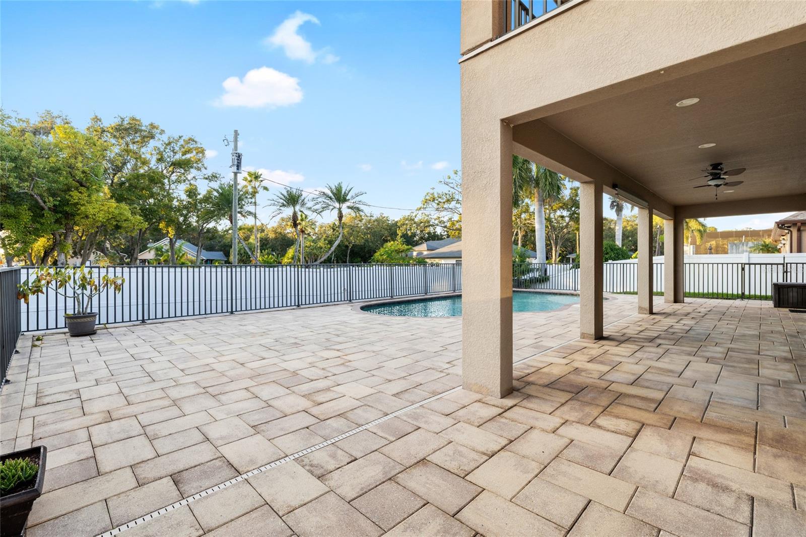 Listing photo id 33 for 9402 59th Street N