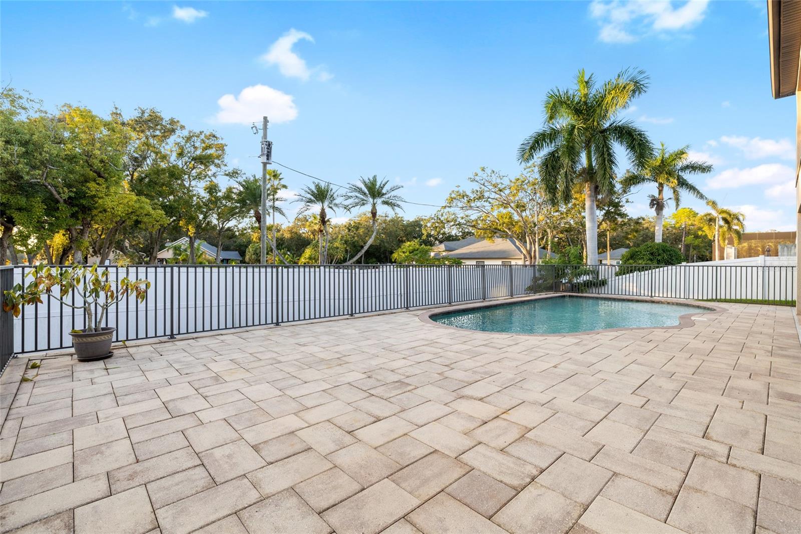 Listing photo id 34 for 9402 59th Street N