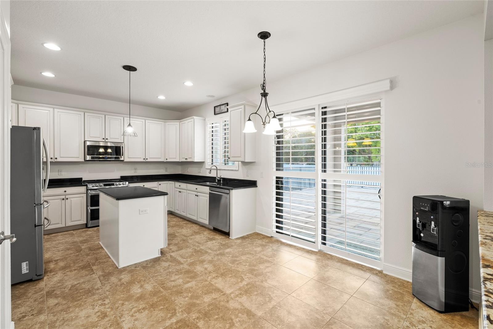 Listing photo id 2 for 9402 59th Street N