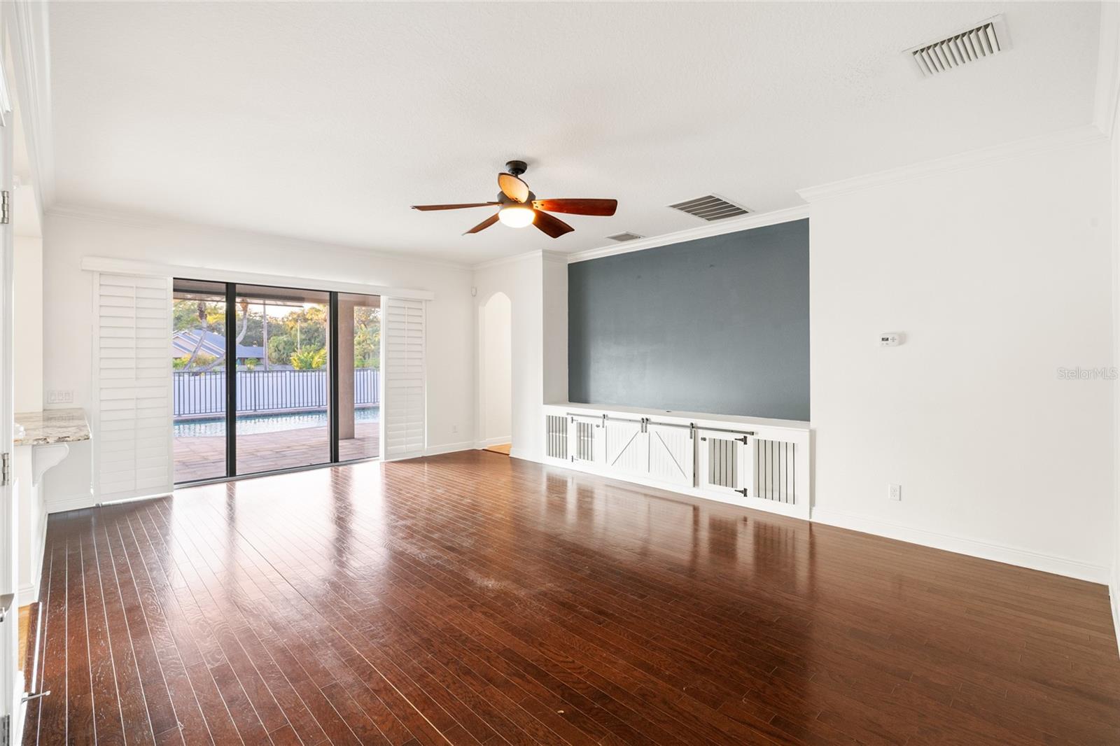 Listing photo id 3 for 9402 59th Street N