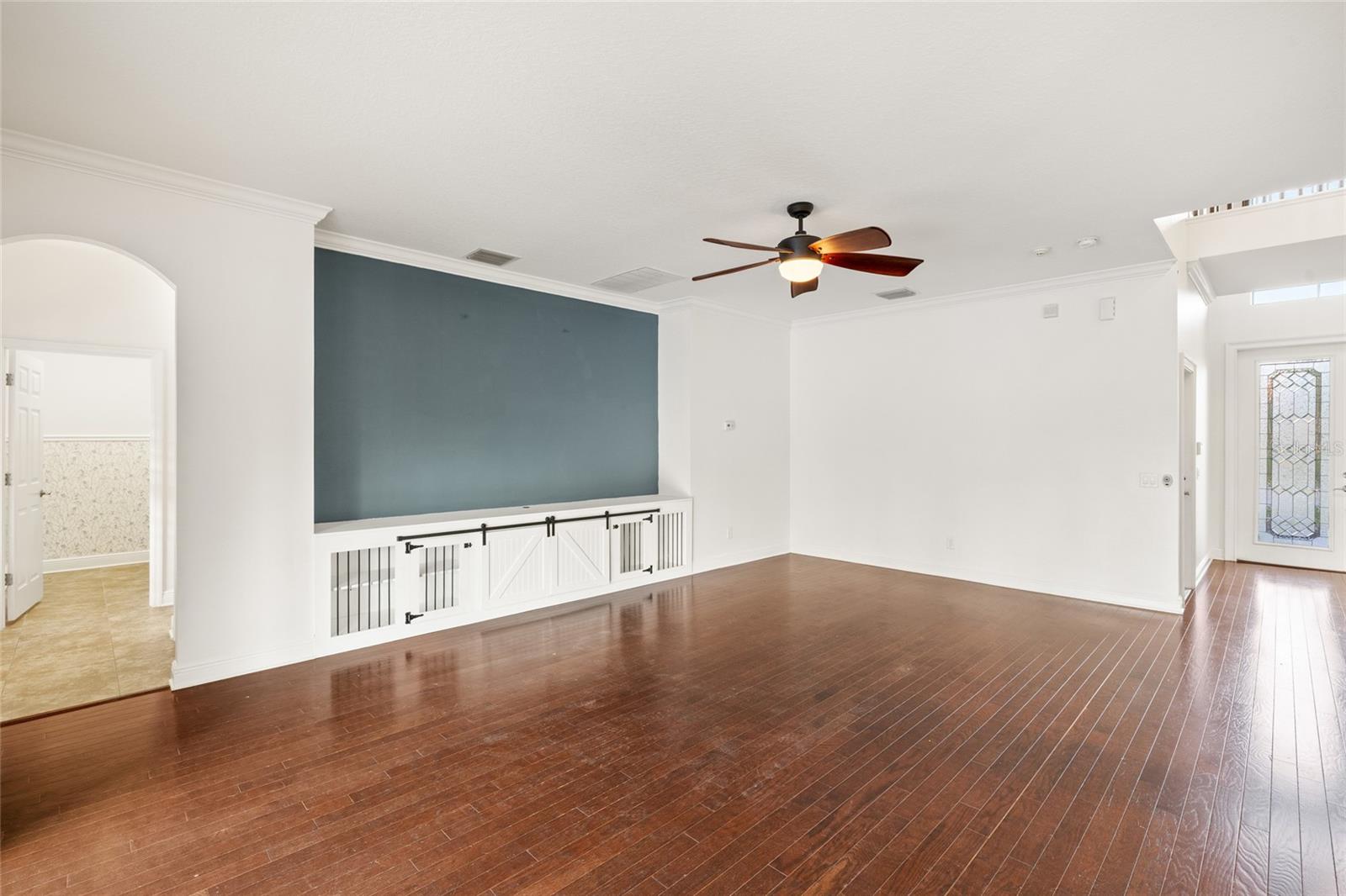 Listing photo id 5 for 9402 59th Street N