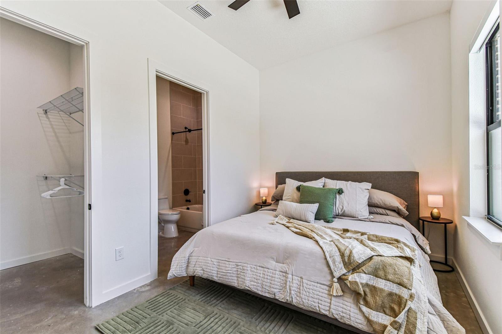 Listing photo id 13 for 1218 Kay Street 27