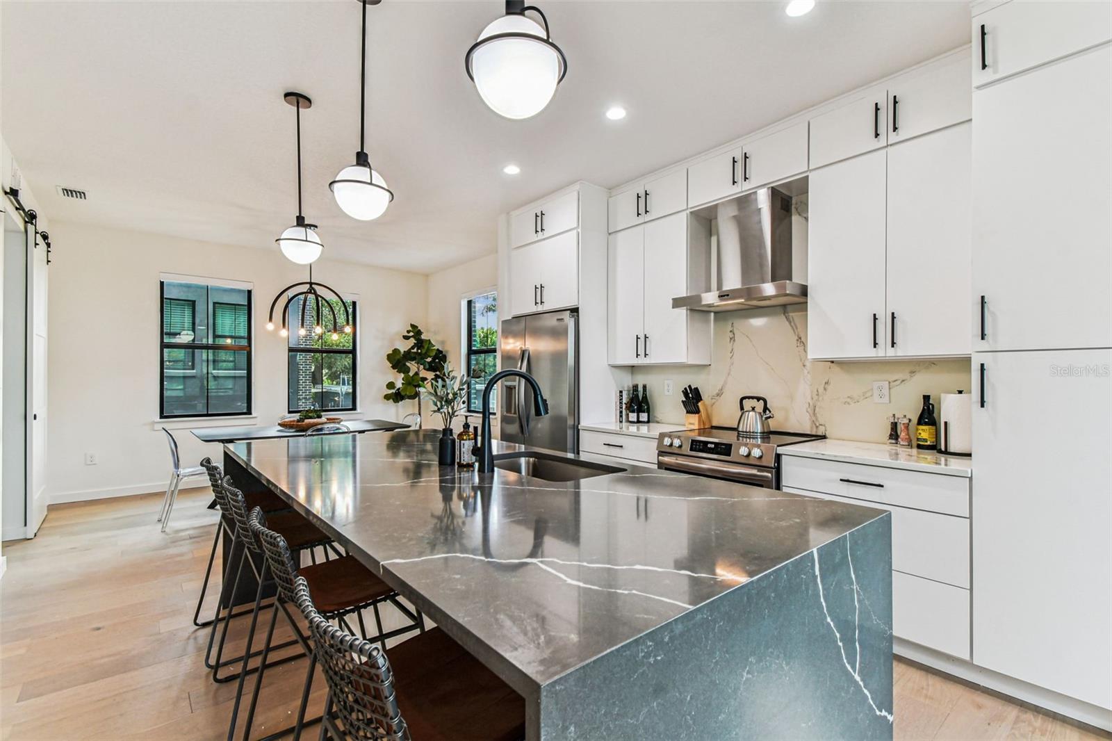 Listing photo id 21 for 1218 Kay Street 27