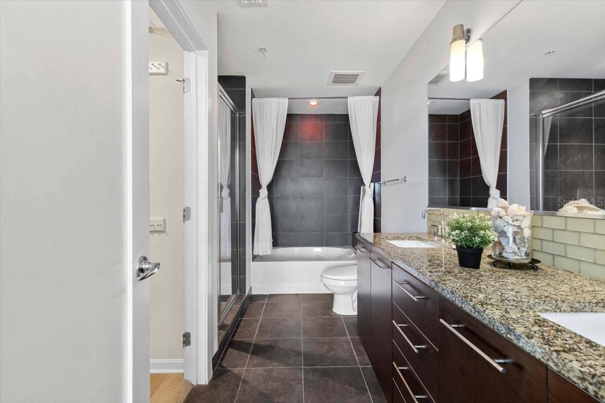 Image 20 of 37 For 400 4th Avenue S 1008