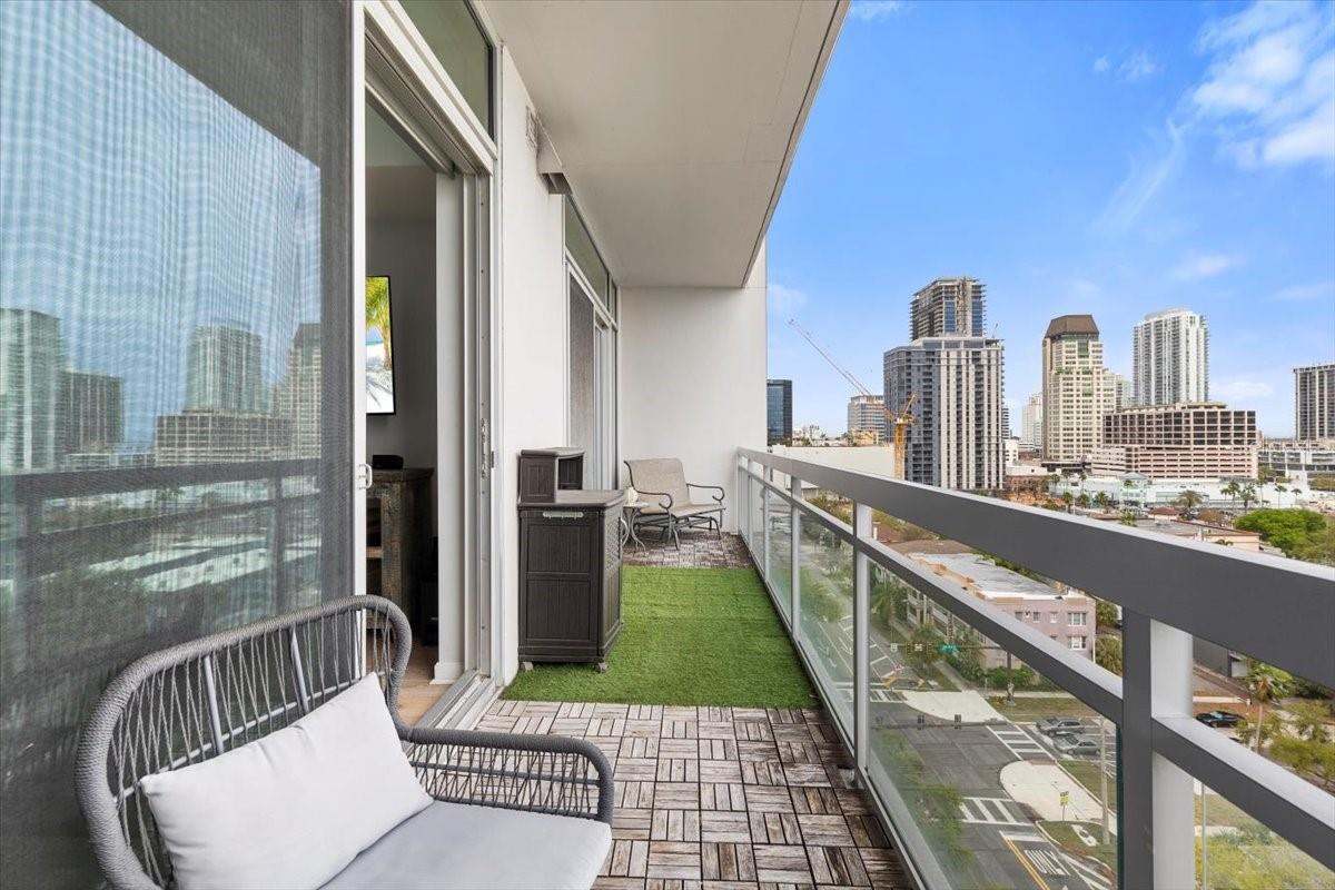 Image 22 of 37 For 400 4th Avenue S 1008