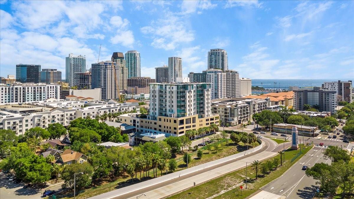 Image 25 of 37 For 400 4th Avenue S 1008