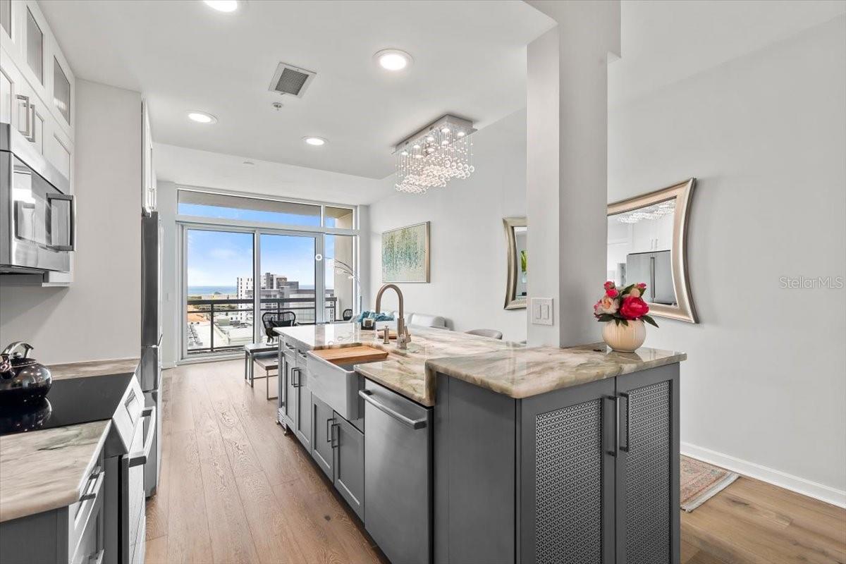 Image 8 of 37 For 400 4th Avenue S 1008