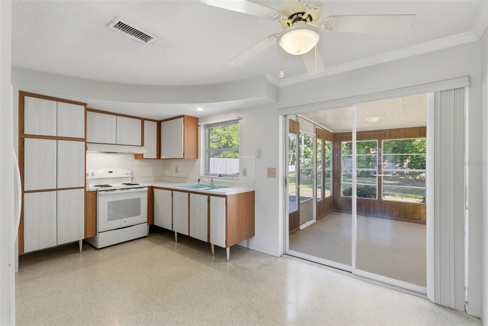 Image 8 of 35 For 975 Gulf View Boulevard