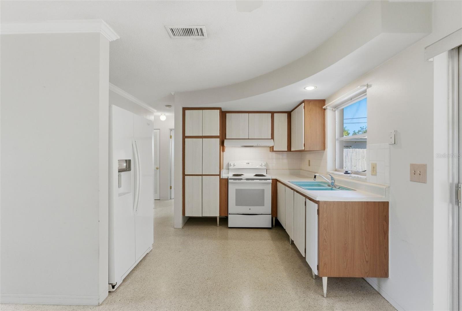 Image 9 of 35 For 975 Gulf View Boulevard