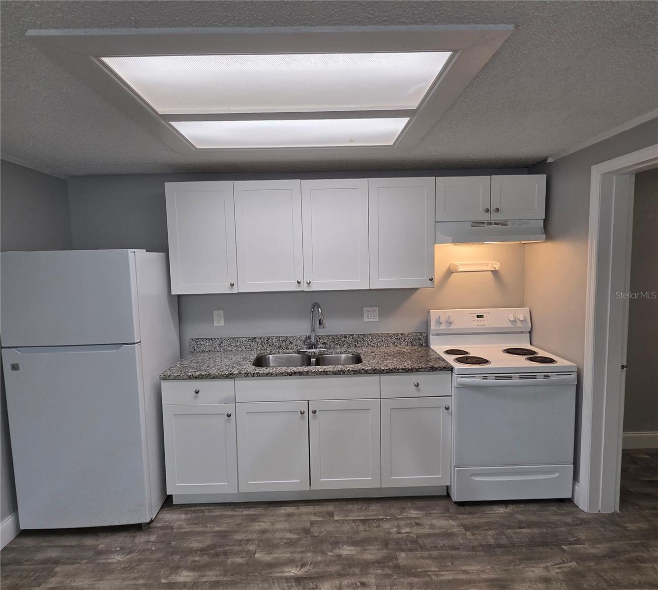 Image 3 of 11 For 1400 Strawberry Place 6