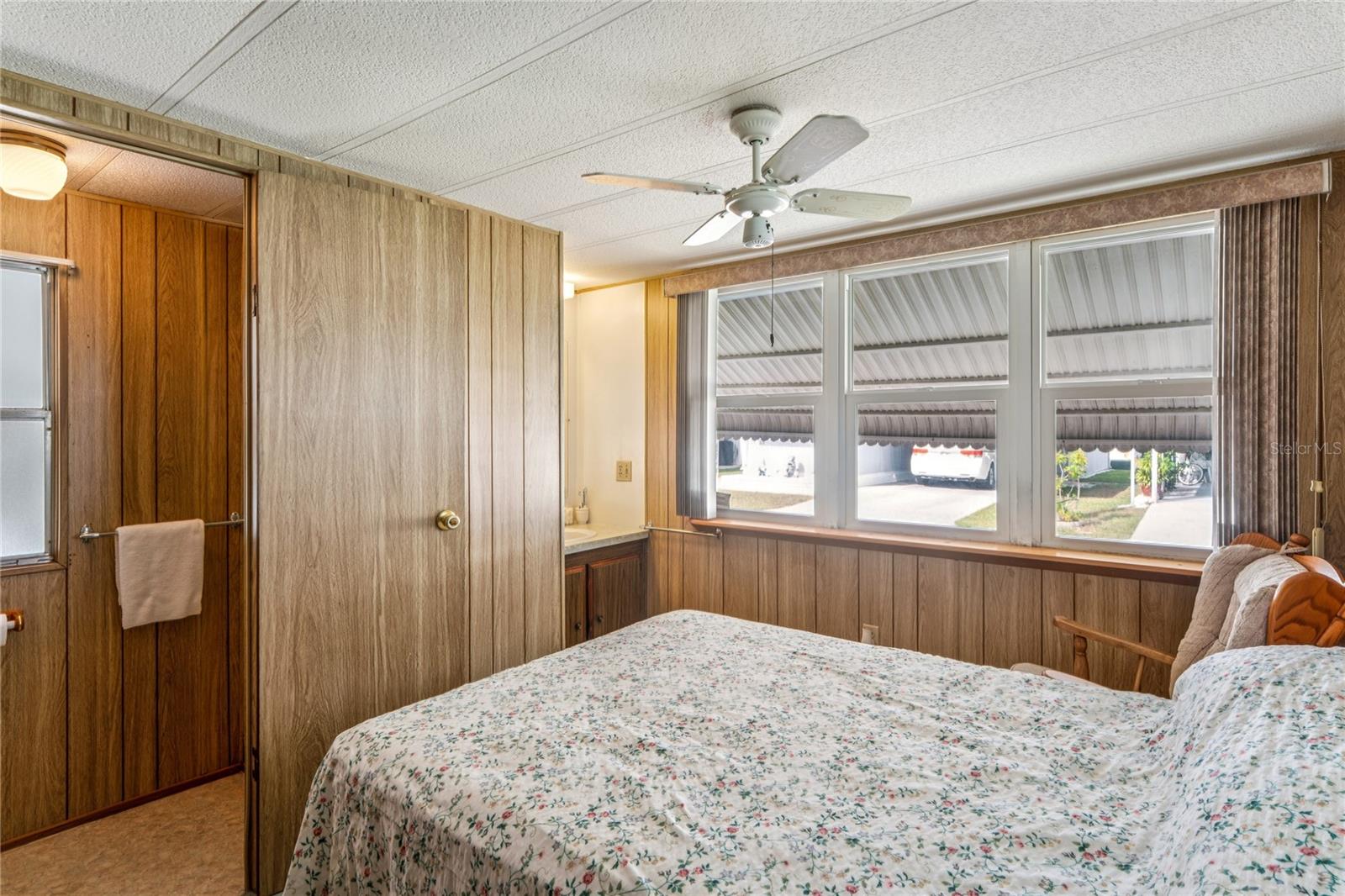 Listing photo id 17 for 38536 Remora Avenue