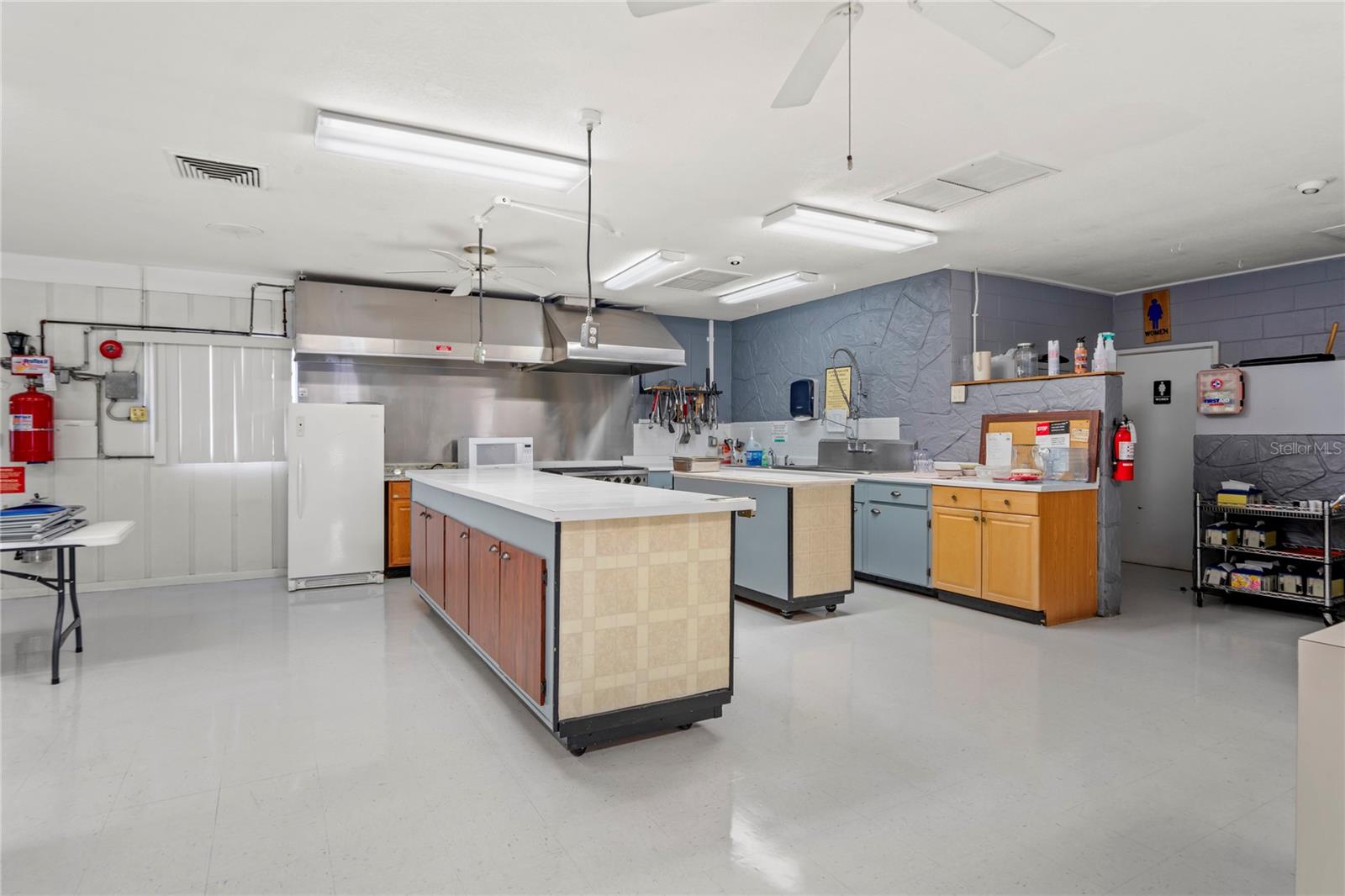 Listing photo id 37 for 38536 Remora Avenue