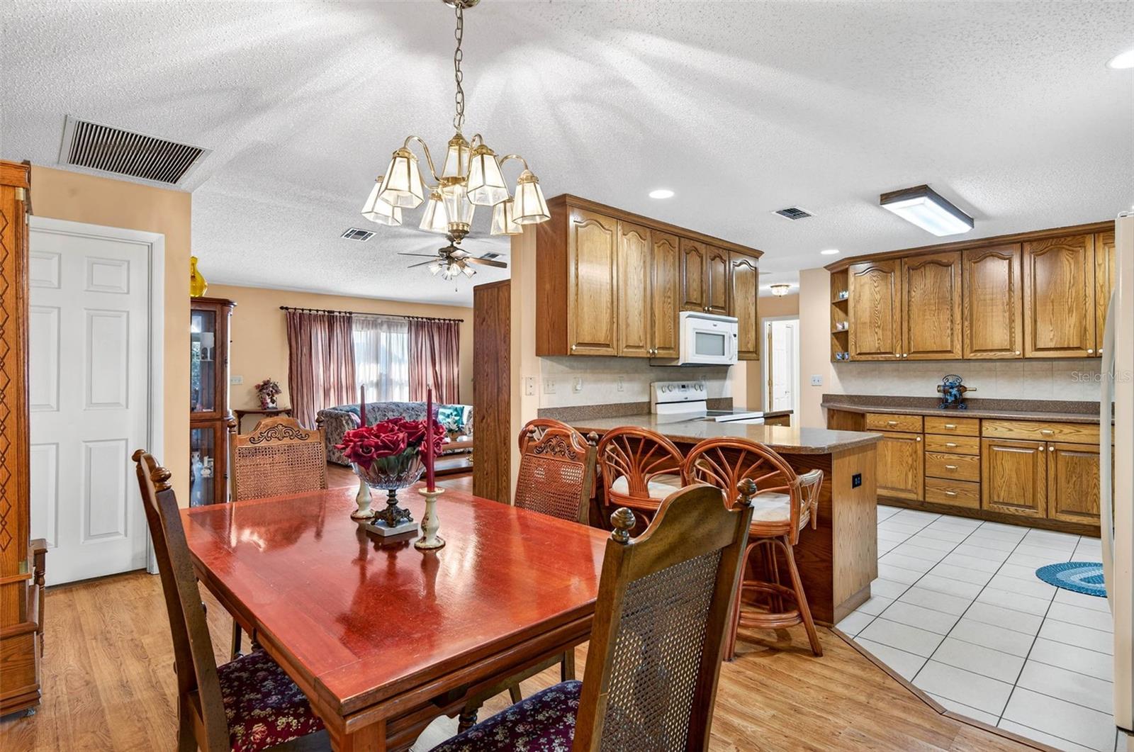 Listing photo id 9 for 37821 Willingham Avenue