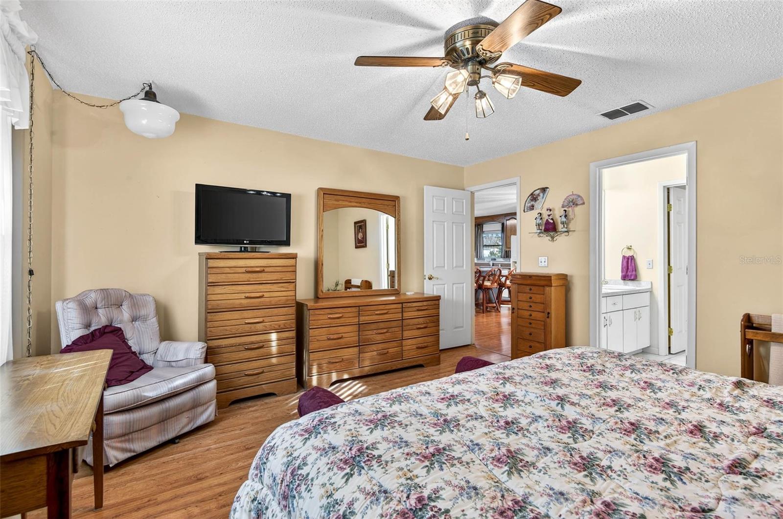 Listing photo id 15 for 37821 Willingham Avenue