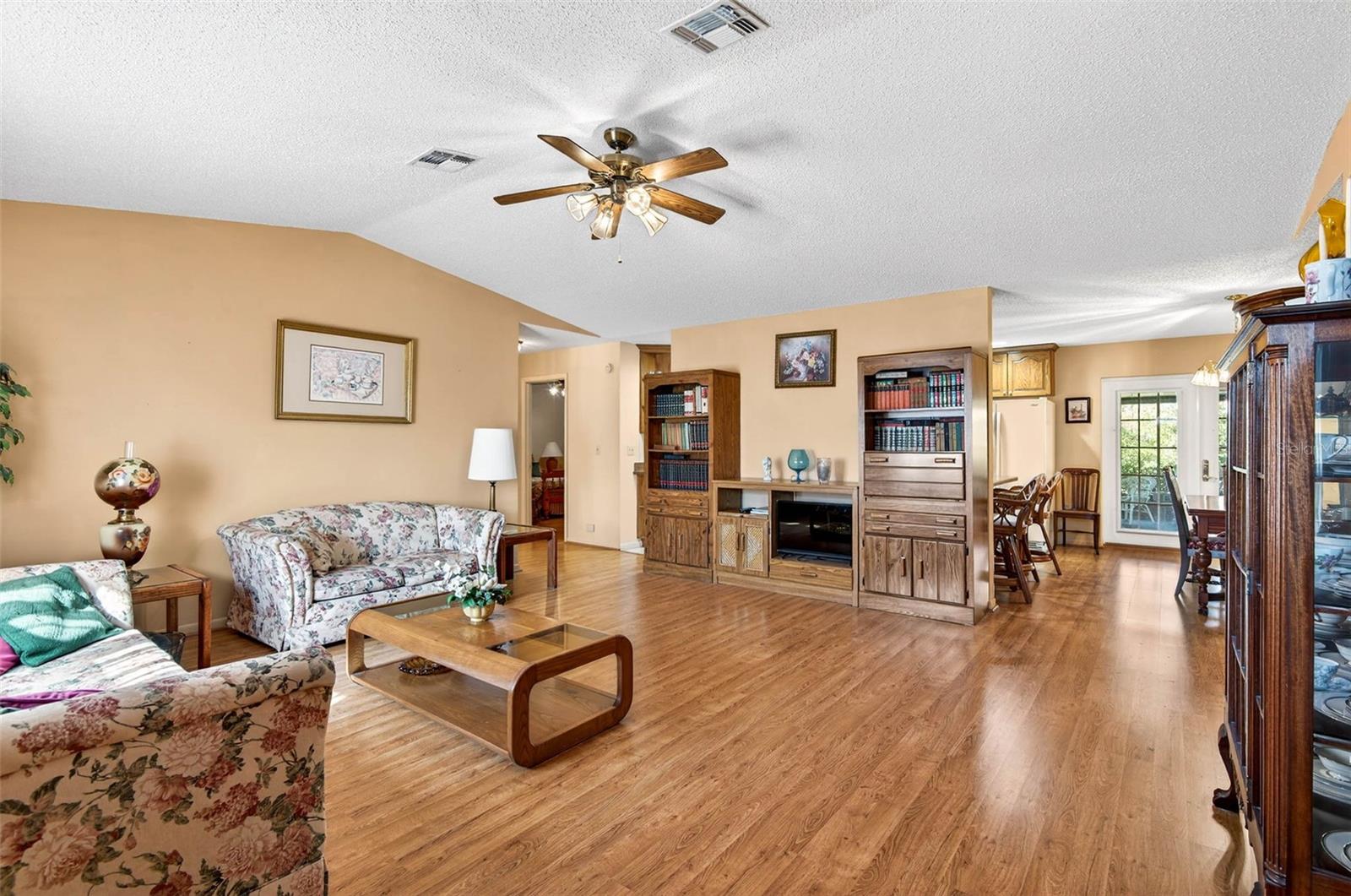 Listing photo id 3 for 37821 Willingham Avenue