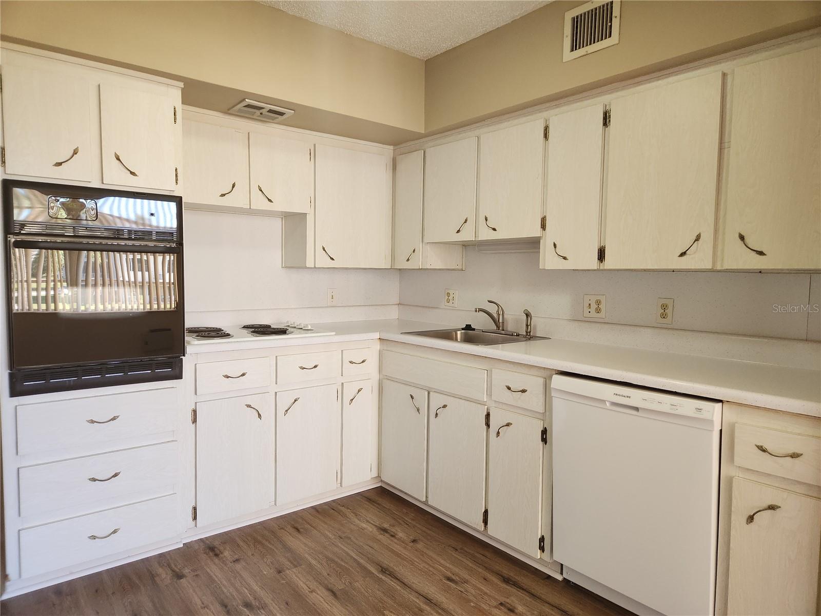 Image 4 of 24 For 2402 Ecuadorian Way 30